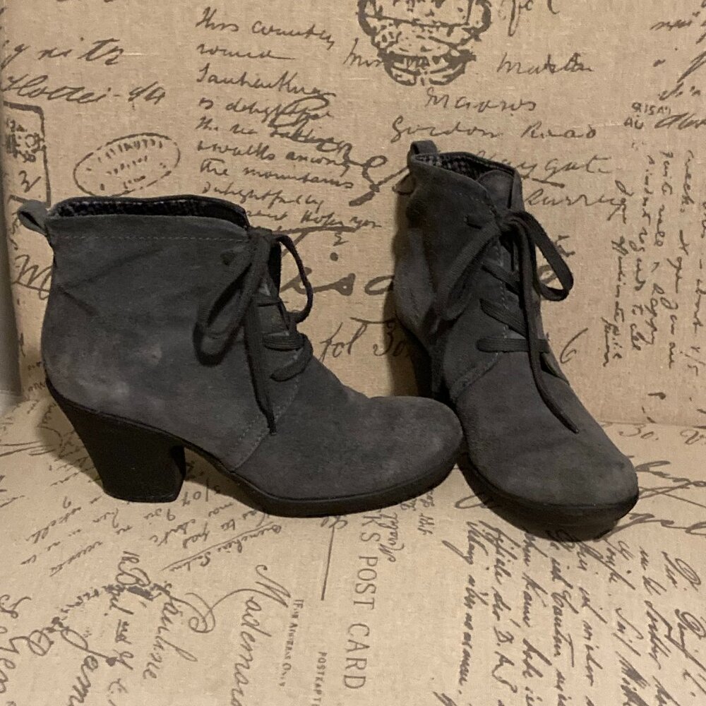 Easy Spirit Grey Suede lace-up bootie...size 8